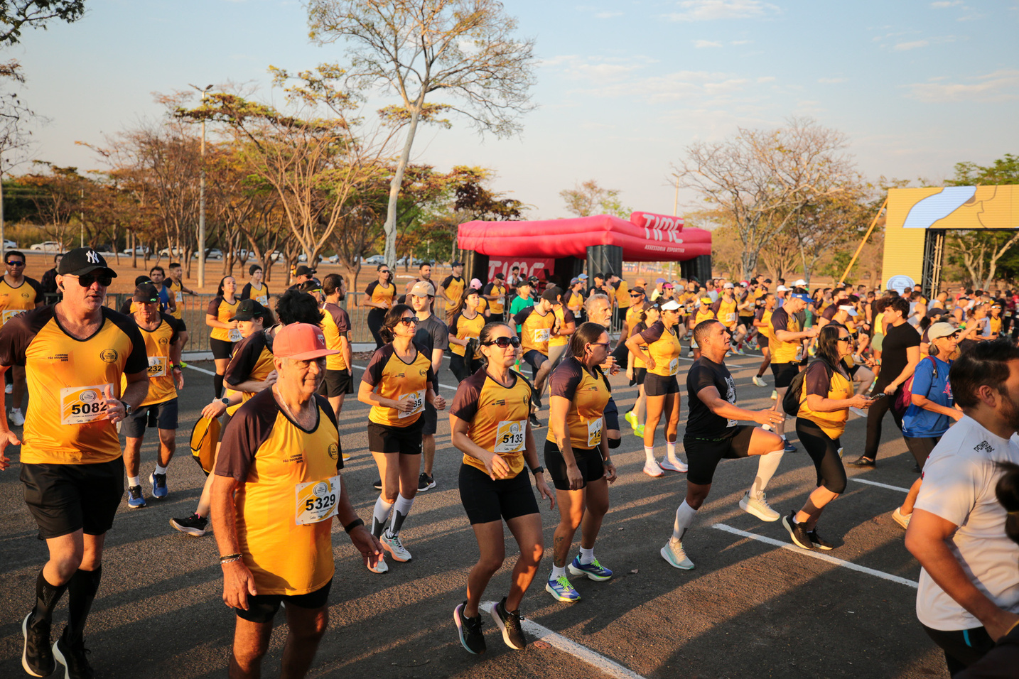 Corredores se preparando para uma prova de rua